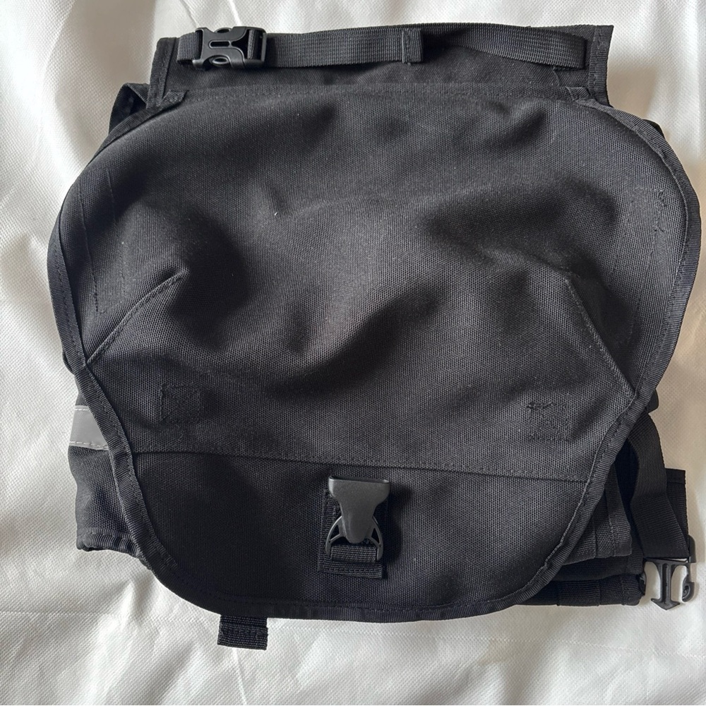 Source Unknown Black Men's Messenger Bag
